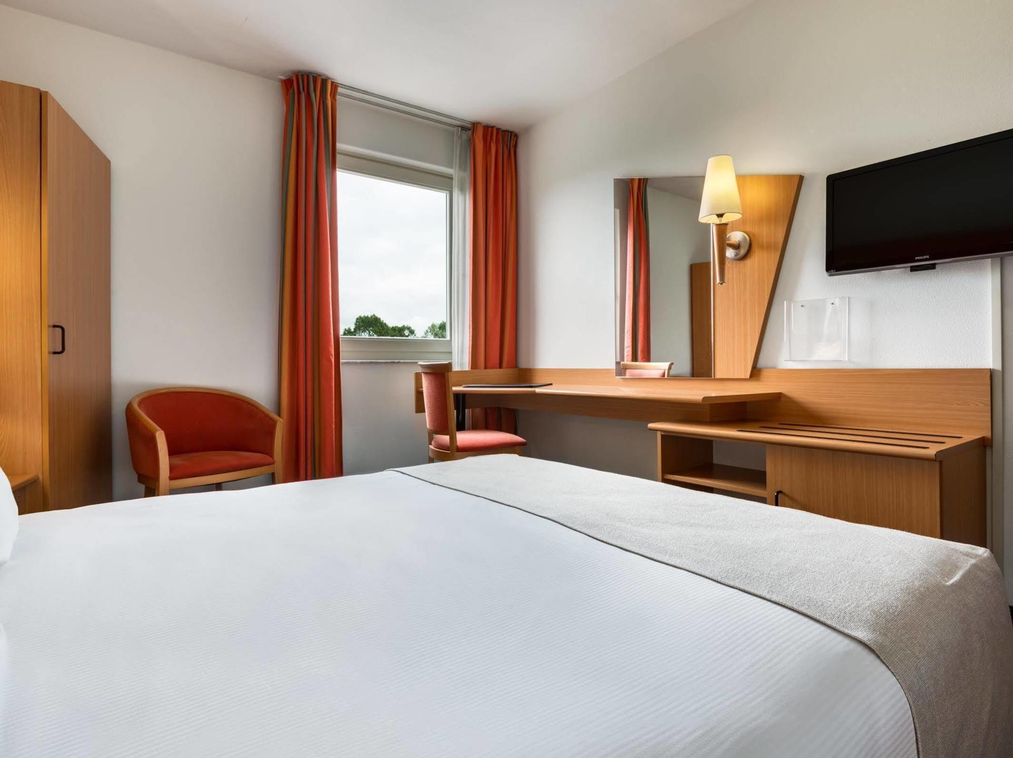 Nh Best Hotel Exterior photo
