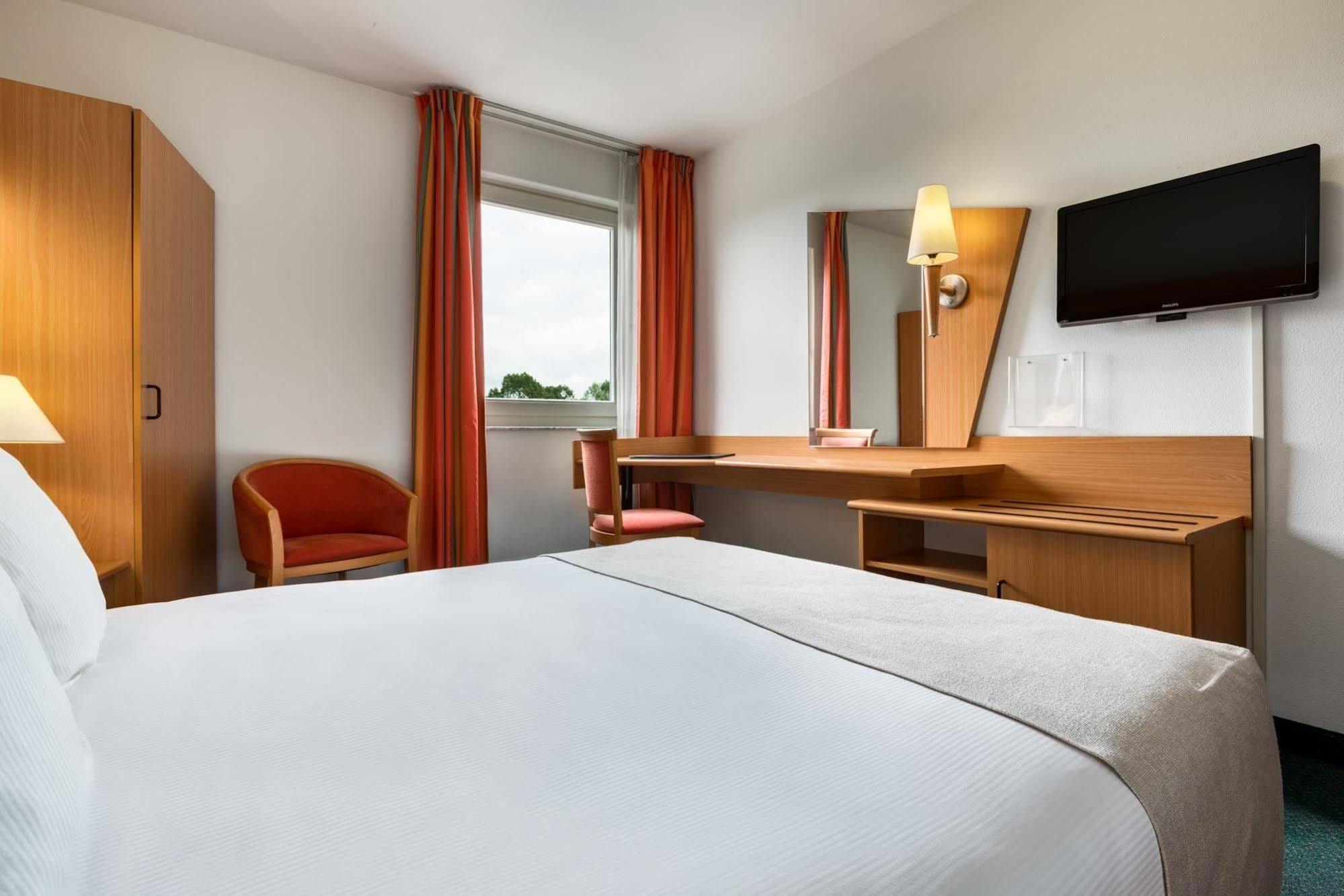Nh Best Hotel Exterior photo