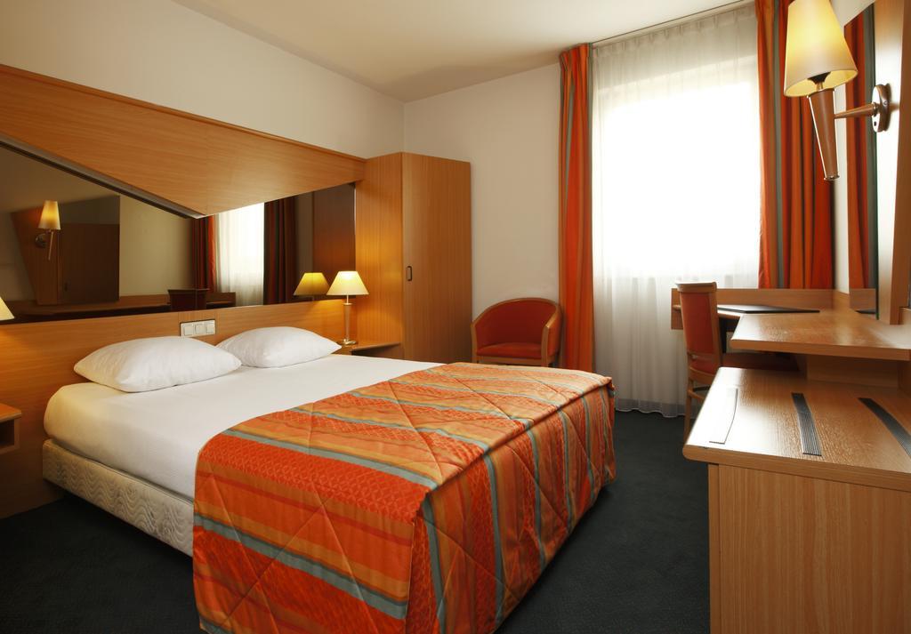 Nh Best Hotel Exterior photo